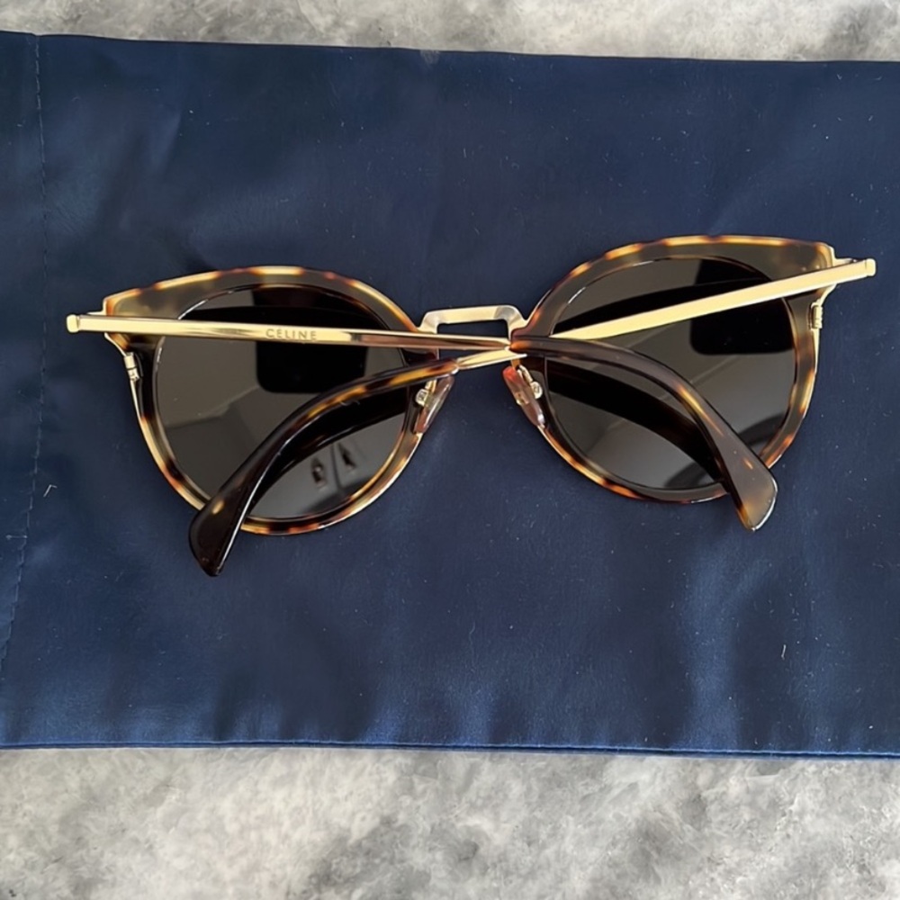 Chic Tortoise Shell Round Sunglasses - image 2
